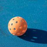 Infine la pallina, caratterizzata da 40 fori, � di plastica: come quella del ping-pong. Il rumore prodotto dai colpi ricorda infatti proprio quello emesso durante una sfida di tennistavolo